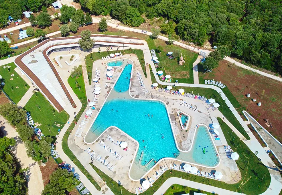 Der Vergnügungspark Paleo Park für Kinder und Erwachsene in Bale in Istrien